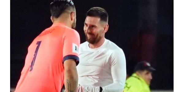 Lionel Messi se encuentra con su vecino de la infancia en la cancha